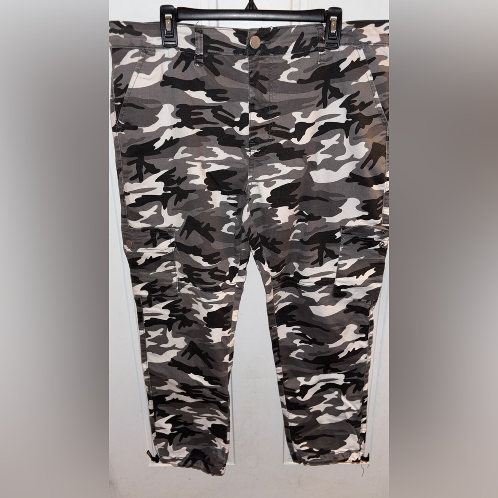 VIP Women's Sz.18 Black & Gray Camouflage Cargo Jeans